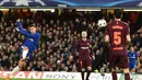 Gelandang Chelsea, Eden Hazard, melepaskan tendangan saat melawan Barcelona pada laga Liga Champions di Stadion Stamford Bridge, London, Selasa (20/2/2018). Hingga babak pertama usai kedudukan masinh imbang 0-0. (AFP/Gyn Kirk)