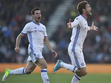 Bek Chelsea, Marcos Alonso, merayakan gol yang dicetaknya ke gawang Bournemouth pada laga Premier League di Stadion Vitality, Inggris, Sabtu (8/4/2017). Bournemouth kalah 1-3 dari Chelsea. (AFP/Glyn Kirk)