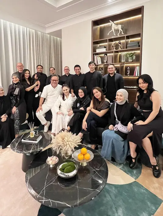 Sebagai perayaan ulang tahun Anniversary pernikahan, pasangan ini menggelar acara makan malam bersama sahabat dekat di salah satu hotel mewah. Acara berlangsung seru dan penuh canda tawa. [Instagram/meisya__siregar]