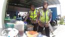 Brigadir Dua Fennika mempersiapkan bahan makanan untuk para anggota kepolisian yang bertugas di pos pengamanan 06 exit tol Brebes Timur, Jawa Tengah, Sabtu (9/7). (Liputan6.com/Herman Zakharia)