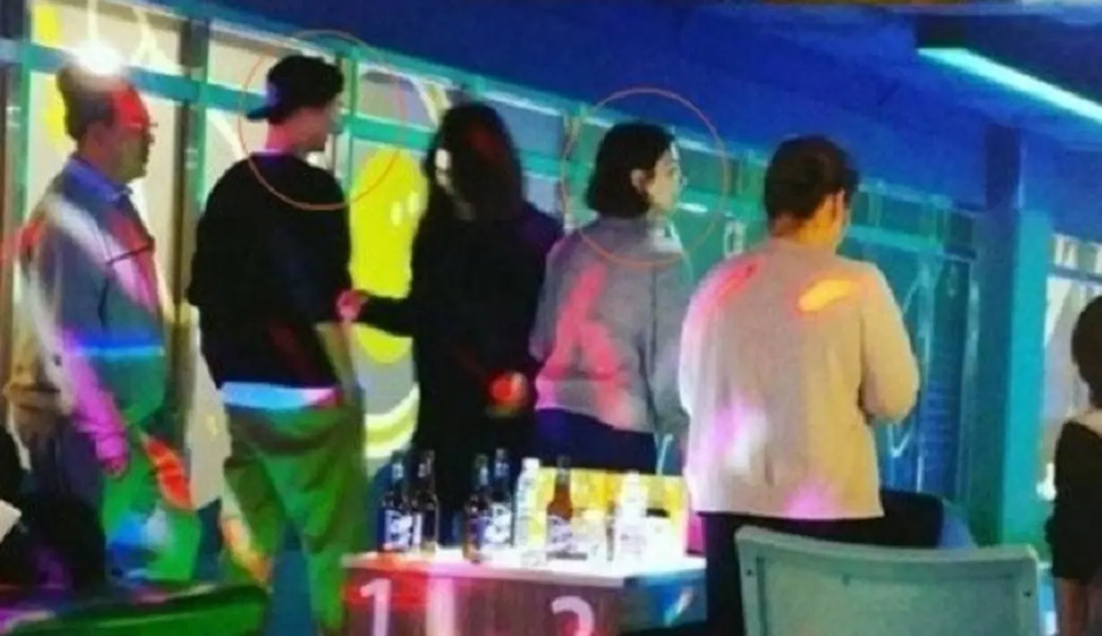 Song Joong Ki dan Song Hye Kyo tampak bermain bowling bersama teman-teman dekatnya. (Foto: allkpop.com)