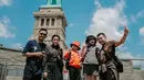 Anang Hermansyah dan Ashanty saat berpose bersama ketiga buah hatinya, Azriel, Arsy, Dan juga Arsya di bawah Patung Liberty.  Liburan kali ini, keluarga Ashanty-Anang Hermansyah tanpa kehadiran Aurel Hermansyah. Terasa ada yang kurang ya. (Instagram/ashanty_ash)