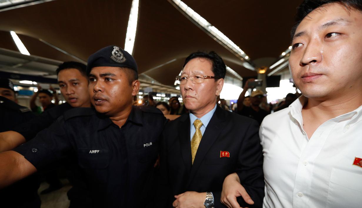 Dubes Korut untuk Malaysia, Kang Chol pergi meninggalkan Malaysia, Sepang, Senin (6/3). Kang Chol diusir pemerintah Malaysia kerena menuding ada intervensi pihak lain dalam penanganan kasus Kim Jong-nam. (AP PHOTO/Vincent Thian)