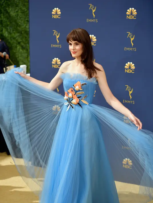 Michelle Dockery terlihat cerah dengan gaun biru langit. Dilansir dari E! News, gaun ini karya Carolina Herrera. (MATT WINKELMEYER / GETTY IMAGES NORTH AMERICA / AFP)