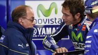 Valentino Rossi yang sedang berbicara dengan bos krunya di garasi pada MotoGP Australia 2016. (AP Images/Glenn Nicholls)