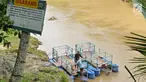 Petugas sedang menyiapkan rakit untuk menuju objek wisata alam Air Terjun Sri Gethuk di Kabupaten Gunungkidul, Yogyakarta, Sabtu (11/11). Air Terjun Sri Gethuk  memiliki ketinggian mencapai 50 meter. (Liputan6.com/Herman Zakharia)