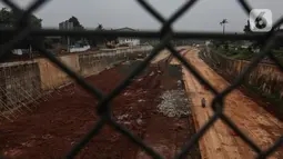 Suasana pembangunan jalan Tol Serpong-Cinere di Tangerang Selatan, Banten, (17/2/2021). Kementerian Pekerjaan Umum dan Perumahan Rakyat melalui Badan Pengatur Jalan Tol (BPJT) mengungkapkan progres konstruksi jalan Tol Serpong-Cinere tersebut sudah mencapai 92,81 persen. Liputan6.com/Johan Tallo)