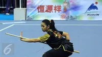 Atlet Wushu Indonesia, Juwita Niza WA saat beraksi di kelas Taulo Womens Nangun Kejuaraan Dunia Wushu ke-13 di Istora Senayan Jakarta, Selasa (17/11/2015). Juwita meraih emas dengan total poin 9.58. (Liputan6.com/Helmi Fithriansyah)