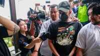 Rio Rieifan resmi jadi tersangka kasus narkoba, Senin (29/4/2024). Kasat Reserse Narkoba Polres Metro Jakarta Barat, AKBP Indrawienny Panjiyoga mengonfirmasi.