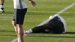 Bek Timnas Jerman, Jerome Boateng terkapar di lapangan saat latihan bersama di Stade Camille Fournier, Perancis, (7/6). Timnas Jerman menggelar latihan untuk mempersiapkan diri dalam pertandingan piala Eropa 2016. (REUTERS / Denis Balibouse)