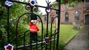 <p>Sebuah boneka penjaga Inggris rajutan terlihat terpasang di gerbang Gereja St Luke di Kapel Holmes, barat laut Inggris, pada 30 Mei 2022. Kelompok masyarakat lokal, The Holmes Chapel Community Yarn Bombers telah memenuhi desa dengan barang-barang rajutan patriotik untuk merayakan Platinum Jubilee Ratu. (Paulus ELLIS / AFP)</p>
