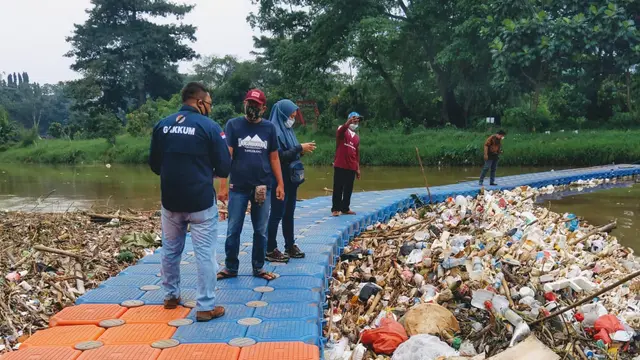 Sampah medis memenuhi Sungai Cisadane, Kota Tangerang