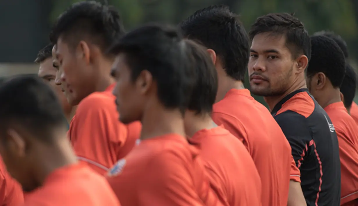 Kiper Persija, Andritany Ardhiyasa bersiap mengikuti latihan jelang Piala Presiden 2015 di Lapangan Yon Zikon 14, Jakarta, Jumat (21/8/2015). Andritany merupakan kiper utama dari Macan Kemayoran.(Bola.com/Vitalis Yogi Trisna)