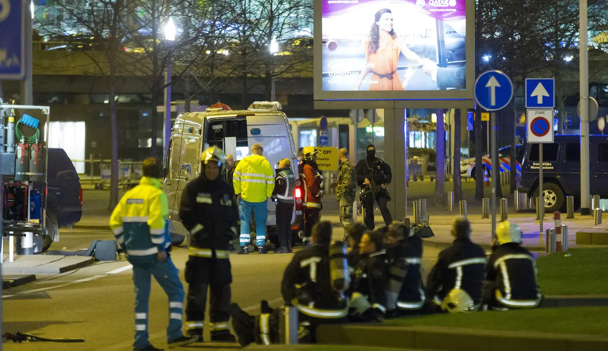 Bandara Schiphol, Amsterdam, Belanda mendapatkan ancaman bom menjelang tengah malam, Selasa (12/4) waktu setempat. Sebagian lokasi bandara ditutup akibat ancaman tersebut. (Michel van Bergen/ANP/AFP)