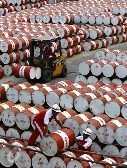 Suasana aktivitas di Terminal Suplay Point (TSP) dan Distribusi Pelumas Pertamina di Batakan, Kalimantan Timur, Minggu (20/9/2015). TSP ini mampu menampung sebanyak 8.000 drum dan 820.000 Liter pelumas.(Liputan6.com/Yoppy Renato)