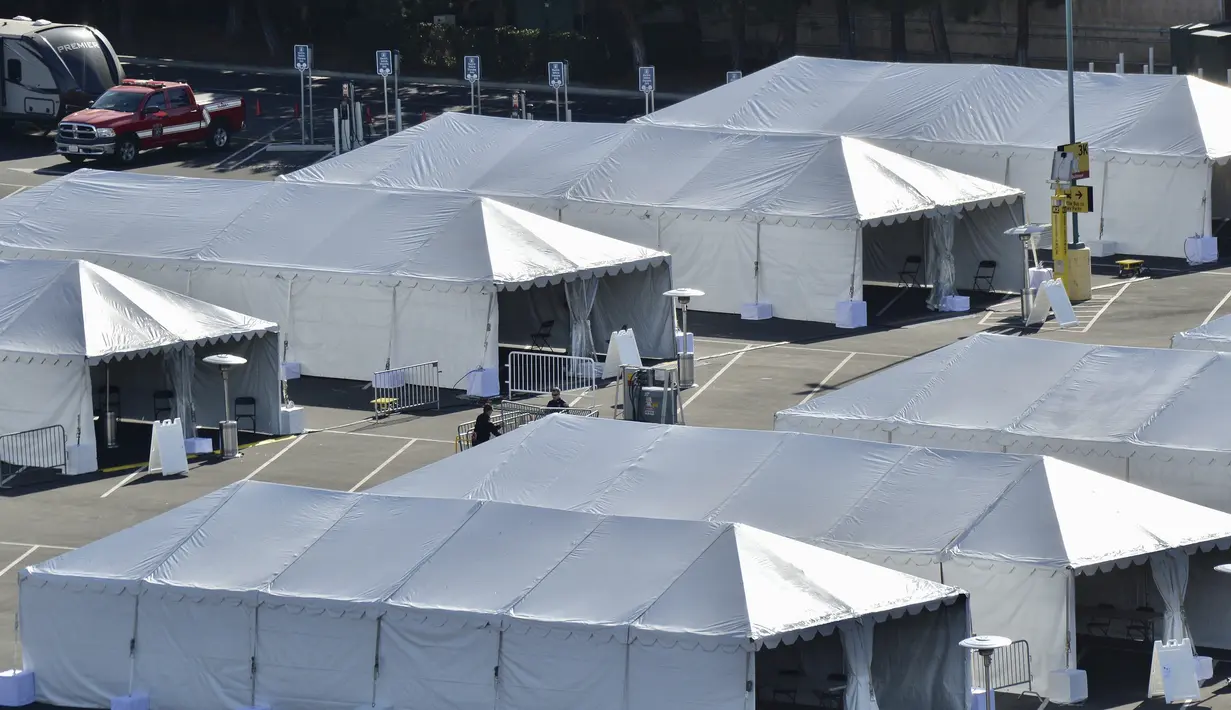 Tenda vaksinasi COVID-19 didirikan di sebelah utara tempat parkir Toy Story di Disneyland Resort di Anaheim, California, Selasa (12/1/2021). Disneyland akan menjadi situs besar pertama yang menyediakan vaksinasi COVID-19 di Orange County, California. (Jeff Gritchen/The Orange County Register via AP)