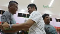 Pelatih Semen Padang, Nilmaizar (tengah)  bersalaman dengan Elly Idris (kanan) dan legenda sepak bola  lainya pada ajang  Irman Gusman Cup di Padang, Sabtu (12/3/2016). (Bola.com/Nicklas Hanoatubun)