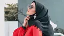 Tampil dengan blouse merah dan hijab berwarna hitam, gaya pemeran bintang sinetron kolosal ini semakin elegan dengan kacamata berlensa gelap. Penampilannya terlihat berkelas dan glamor. Hiasan anting di hijab, membuat gayanya terlihat tak monoton. (Liputan6.com/IG/@imelpc)