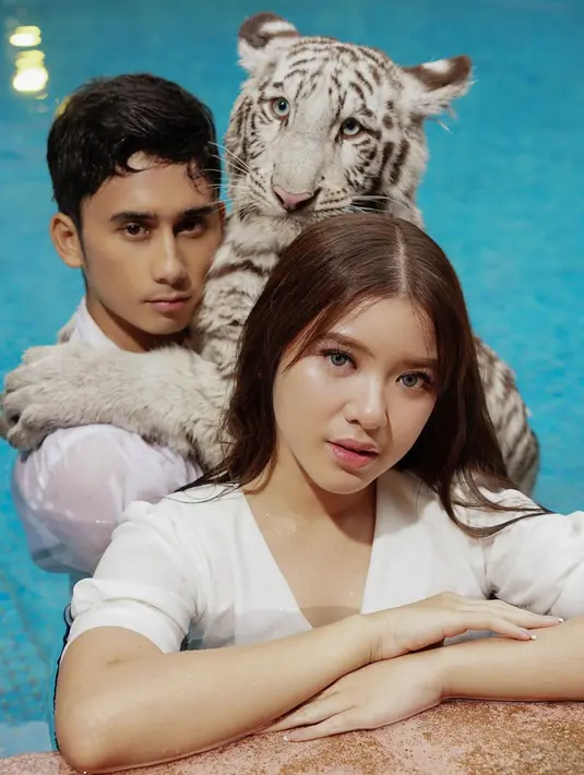 Ini bukan pertama kalinya Tiara Andini dan Alshad Ahmad jalani pemotretan dengan binatang. Meski begitu, penampilan keduanya ini berhasil mencuri perhatian netizen. (Liputan6.com/IG/@tiaraandini)