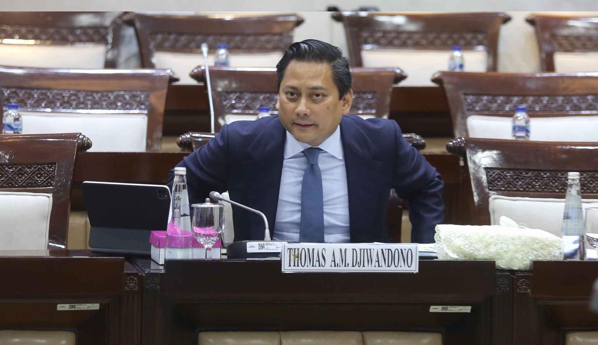 Hal ini diumumkan Ketua Komisi XI DPR RI, M. Misbakhun usai uji kelayakan dan kepatutan para calon Deputi Gubernur Bank Indonesia (BI). Tampak dalam foto, Wakil Menteri Keuangan yang juga Calon Deputi Gubernur Bank Indonesia, Thomas Djiwandono bersiap mengikuti uji kelayakan dan kepatutan di ruang Komisi XI Dewan Perwakilan Rakyat Republik Indonesia di Kompleks Parlemen, Senayan, Jakarta, Senin (26/1/2026). (Merdeka.com/Arie Basuki)