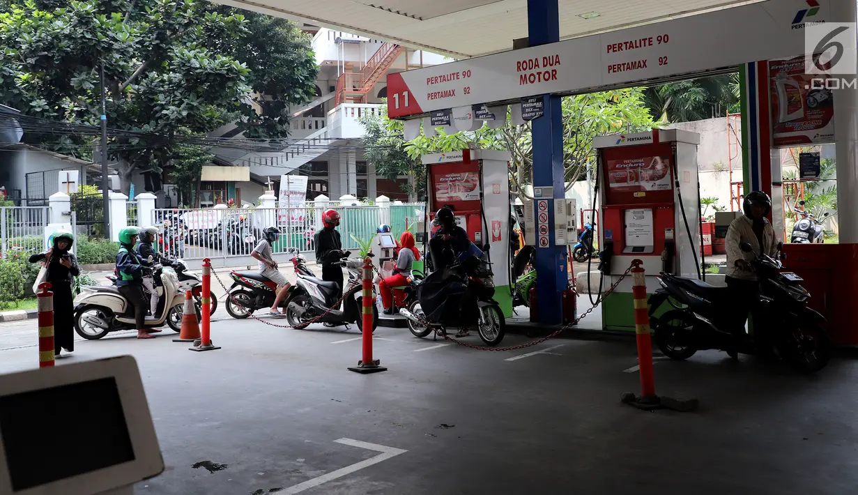Sejumlah kendaraan mengisi bahan bakar minyak (BBM) di SPBU Kuningan Jakarta, Sabtu (5/5). Penambahan subsidi solar akan berkisar Rp 500 hingga Rp 1.500 per liter. (Liputan6.com/Johan Tallo)