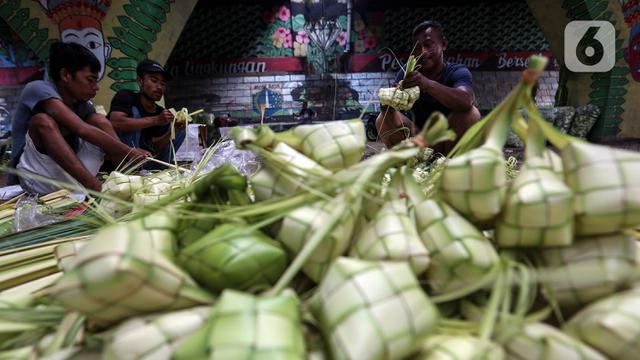 Dekati Lebaran Idul Fitri, Pedagang Kulit Ketupat Mulai Menjamur di Kawasan Pesanggrahan