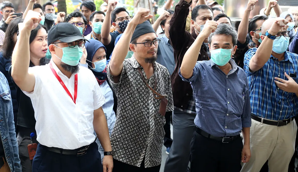 Ratusan Wadah Pegawai KPK menggelar aksi Solidaritas Untuk Gilang mengelilingi Gedung KPK Merah Putih di Jakarta, Kamis (7/9). Aksi digelar terkait penganiayaan pegawai KPK oleh pihak Pemprov Papua di  Hotel Borobudur. (merdeka.com/Dwi Narwoko)