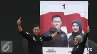 Agus Yudhoyono mencoblos poster Pilkadanya saat Kampanye Akbar Satukan Jakarta di kawasan Kuningan, Jakarta, Sabtu (11/02). Dalam kampanye tersebut juga dilakukan peragaan tata cara pencoblosan oleh Agus dan Sylvi. (Liputan6.com/Herman Zakharia)