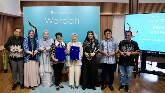 Retno Marsudi (keempat dari kiri) berfoto bersama jajaran ParagonCorp termasuk Group CEO Harman Subakat (paling kiri). (Dok ParagonCorp)