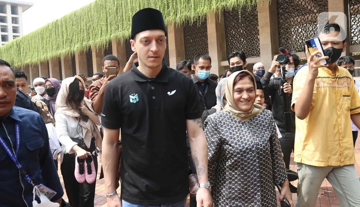 Bintang sepak bola asal Jerman, Mesut Ozil saat berada di koridor Masjid Istiqlal, Jakarta, Jumat (27/5/2022). Mesut Ozil menunaikan Sholat Jumat di Masjid Istiqlal hari ini 27 Mei 2022. Ozil memang sangat mengagumi Masjid Istiqlal. (Liputan6.com/Herman Zakharia)