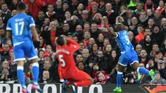Striker Bournemouth, Benik Afobe, melakukan selebrasi usai mencetak gol ke gawang Liverpool dalam laga lanjutan liga Inggris di Stadion Anfield, Rabu (5/4/2017). Liverpool ditahan imbang dengan skor 2-2. (AFP/ Paul Ellis).