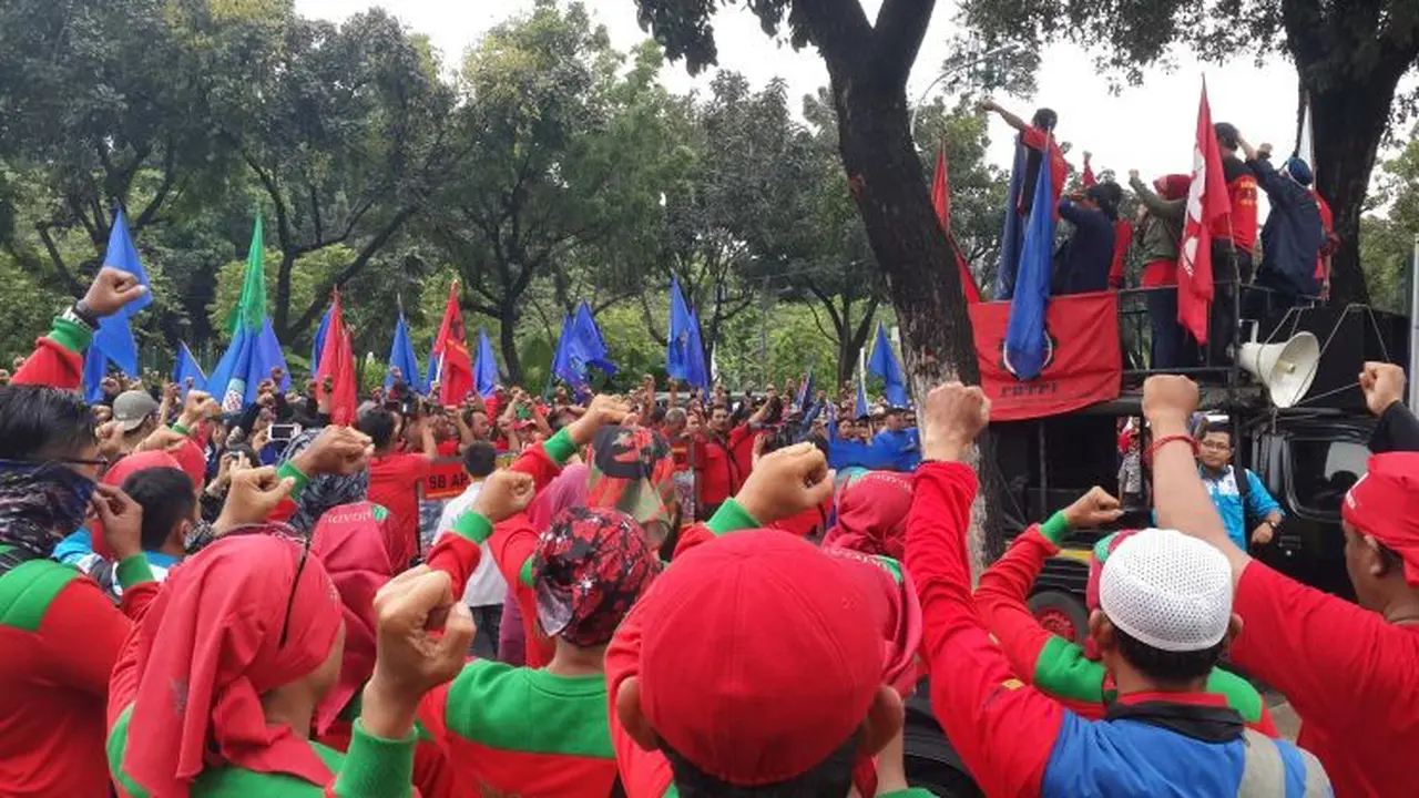 Ratusan buruh dari berbagi organisasi menggeruduk kantor Gubernur DKI Jakarta Basuki Tjahaja Purnama.