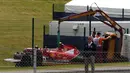 Pembalap Formula Satu Kimi Raikkonen (Fimlandia) harus keluar dari lintasan di lap pertama GP Inggris, (6/7/2014). Tampak, mobil Ferrari pembalap Formula Satu Kimi Raikkonen diangkut keluar lintasan di sirkuit Silverstone. (REUTERS/Phil Noble)