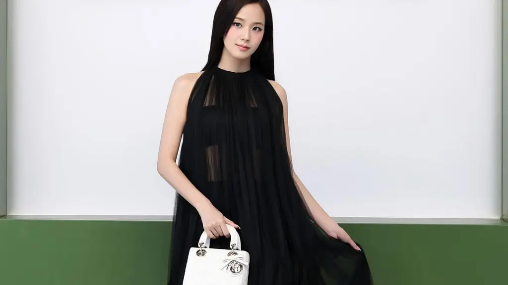 Kehadiran Jisoo BLACKPINK di Paris Fashion Week selalu menjadi momen yang paling dinantikan. [@justjared].