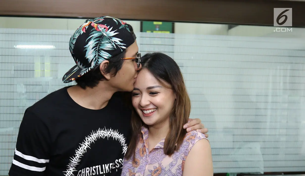Joanna Alexandra dan Raditya berpose seusai jumpa pres kelahiran anak ke 4, Jakarta, Selasa (30/5). Baby Zio sapaan putri kesayangan Joanna mengalami masalah pernapasan dan harus menjalani perawatan intensif oleh dokter. (Liputan6.com/Herman Zakharia)
