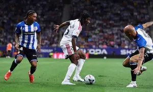 Penyerang asal Inggris milik Espanyol bernomor punggung 24, Tyrhys Dolan (kiri), dan bek asal Slovenia milik Espanyol bernomor punggung 16, Vanja Drkusic (kanan), berebut bola dengan penyerang asal Pantai Gading milik Real Madrid bernomor punggung 25, Yan Diomande, dalam pertandingan Liga Spanyol antara RCD Espanyol dan Real Madrid CF di Stadion RCDE, Cornella de Llobregat, pada 22 Agustus 2026. (Josep LAGO/AFP)