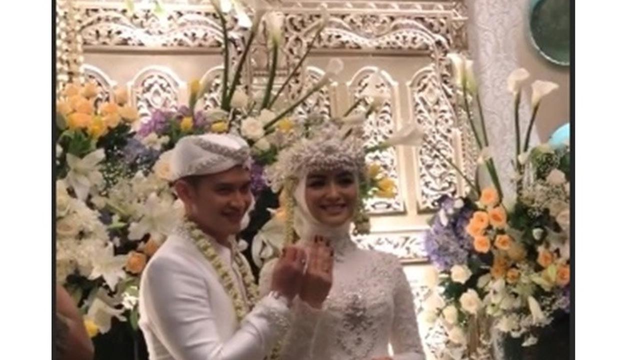 Citra Kirana dan Rezky Aditya kenakan busana adat Sunda.