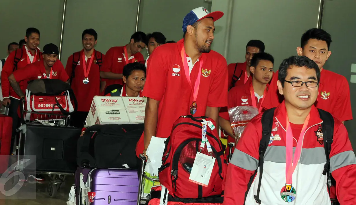 Tim nasional basket putra/putri Indonesia saat tiba di Bandara Soekarno-Hatta, Banten, Selasa (16/6/2015). Mereka berhasil mengawinkan dua medali perak di cabang olahraga basket pada SEA Games 2015 di Singapura. (Liputan6.com/Helmi Afandi)