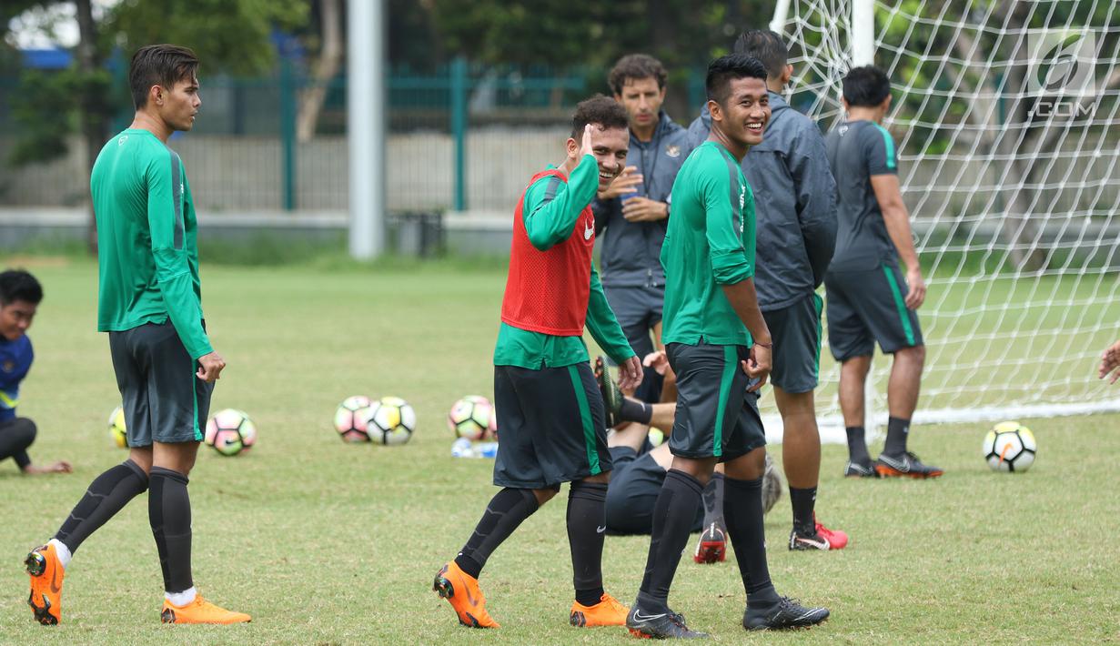 Pemain Timnas Indonesia U-23, Egy Maulana Vikri (tengah) bersama Putu Gede Juni Antara usai latihan di Lapangan A Senayan, Jakarta, Sabtu (17/3). Latihan ini persiapan uji tanding melawan Singapura, 21 Maret mendatang. (Liputan6.com/Helmi Fithriansyah)