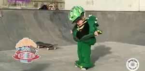 Aksi Keren Bocah Main Skateboard