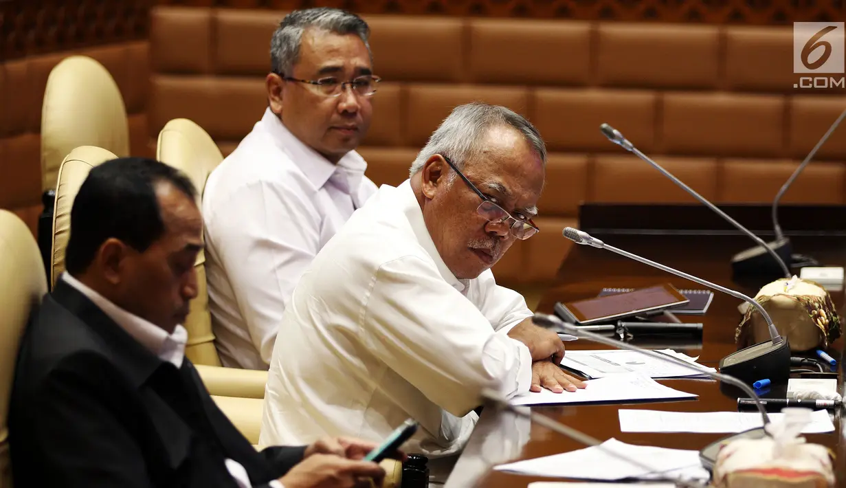 Menteri PUPR Basuki Hadimuljono (tengah) bersama Menteri Desa, Pembangunan Daerah Tertinggal, dan Transmigrasi Eko Putro Sandjojo (kanan) dan Menhub Budi Karya Sumadi (kiri) saat raker dengan Komisi V DPR di Jakarta, Rabu (6/6). (Liputan6.com/JohanTallo)