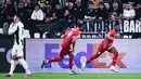 Pemain pengganti El Bilal Toure menjebol gawang Juventus di menit kedua masa injury time setelah sukses melewati para pemain belakang klub Serie A itu. (AFP/Marco Bertorello)