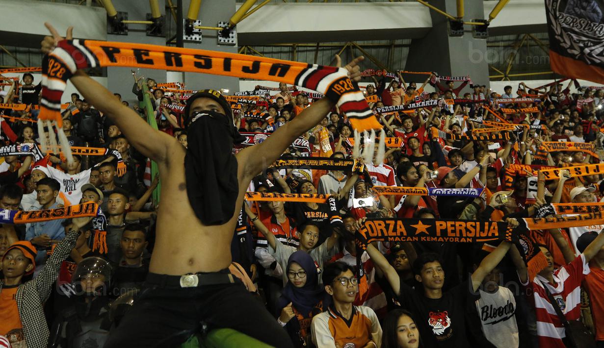 Ribuan The Jakmania saat menyaksikan laga terakhir Persija di Liga 1 di Stadion Patriot, Bekasi, Minggu (12/11/2017). Persija menang 2-1 atas Bhayangkara FC. (Bola.com/ M Iqbal Ichsan)