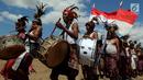 Warga menggebuk drum dalam upacara penyambutan peresmian bantuan bedah rumah di Desa Oebelo, Kupang, NTT, Selasa (14/8). Upacara penyambutan tersebut diwarnai dengan tarian-tarian menggunakan alat musik baba khas daerah itu. (Liputan6.com/Johan Tallo)