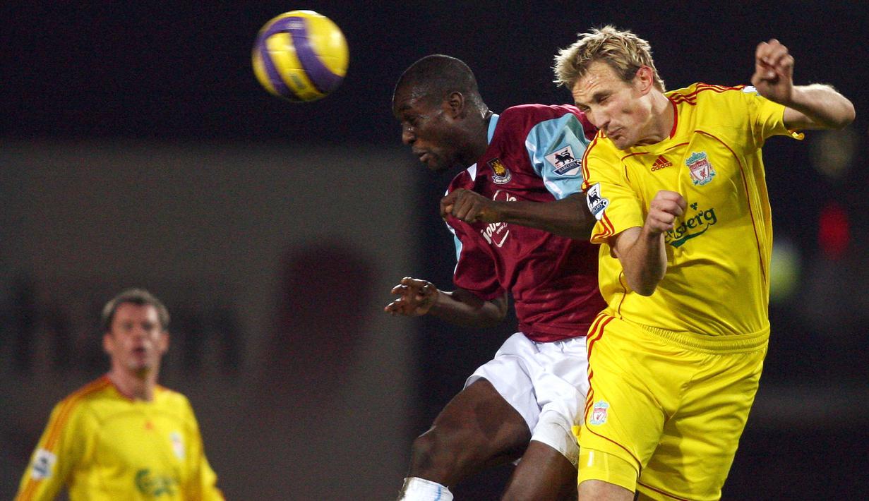 Striker West Ham, Carlton Cole, duel udara dengan bek Liverpool, Sami Hypia. Setelah tampil 33 laga dengan enam gol bersama Chelsea, penyerang 33 tahun itu dianggap kurang memuaskan dan dilego ke West Ham. (AFP/Adrian Dennis)