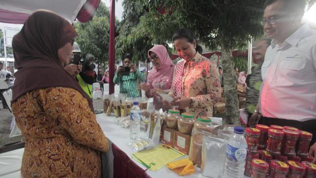 Menteri Badan Usaha Milik Negara (BUMN) Rini Soemarno bertemu dengan pelaku Usaha Kecil dan Menengah (UMKM) binaan Angkasa Pura I. Dok Kementerian BUMN