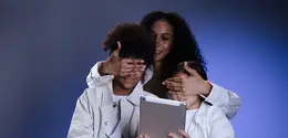 Kehadiran orangtua membantu anak mengenali manfaat sekaligus memahami berbagai risiko yang dapat muncul saat menggunakan internet. (Foto/Dok: Pexels)