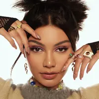 Jihane Almira tampil dalam riasan flawless dengan pulasan warna lilac yang cute pada bagian mata. Saat ia mem-posting di akun Instagram @jihanealmira, kolom komentar dibanjiri netizen yang ramai menyebutnya mirip Zendaya  (Instagram: Foto: @jihanealmira)