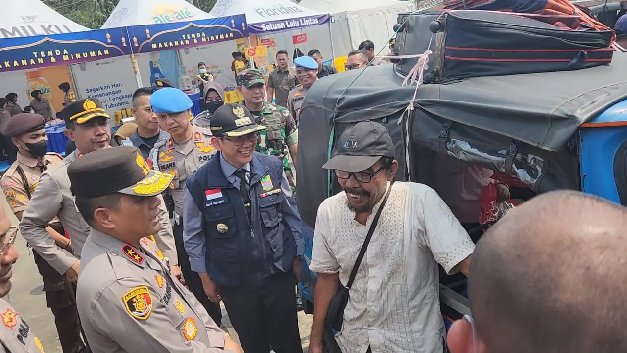 Hasanuddin (65) warga Jakarta Utara yang Mudik Menggunakan dengan Bajaj
