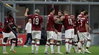 Gelandang AC Milan, Hakan Calhanoglu (tengah) berselebrasi dengan rekan-rekannya usai mencetak gol ke gawang Parma pada pertandingan lanjutan Liga Serie A Italia di Stadion San Siro di Milan, Italia (15/7/2020). AC Milan menang telak 3-1 atas Parma. (AP Photo/Luca Bruno)